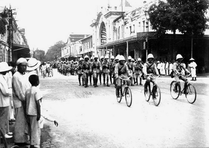 Lính Pháp diễu binh trên phố Paul Bert (nay là phố Tràng Tiền). Tòa nhà bên phải là Cinéma Palace, sau này là rạp Công Nhân.