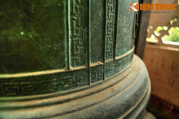 Chuông có các đường hoa văn tinh tế chạy vòng theo miệng chuông, nổi với 4 nụ chuông và đỉnh chuông. Miệng chuông loe ra, được trình bày nhiều đường gân chạy vòng quanh để nâng lưng phần miệng chuông cao dần lên và rộng dần ra rất mỹ thuật.