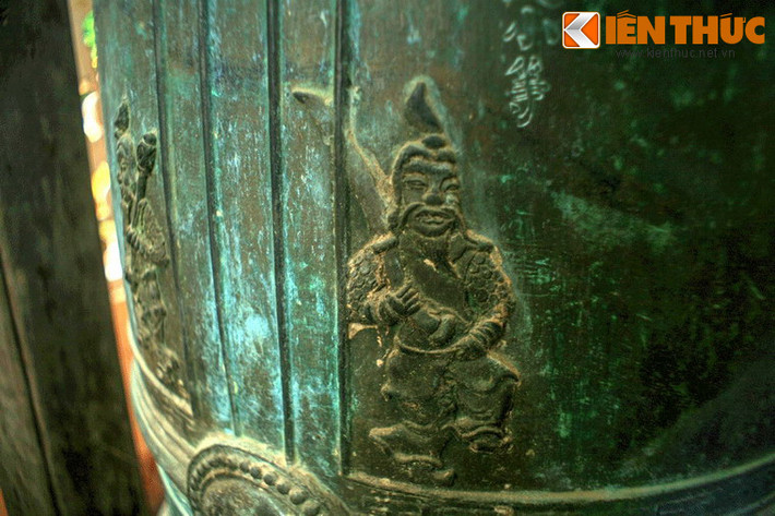 Ở giữa chuông có hình 8 vị võ tướng tay cầm khí giới đứng thành 4 cặp bên mỗi nụ chuông, được tạo hình rất sinh động.