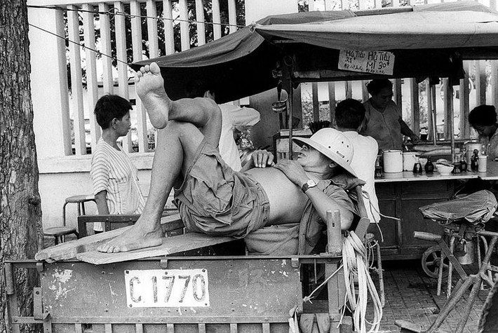 Giấc ngủ trên xe ba gác.