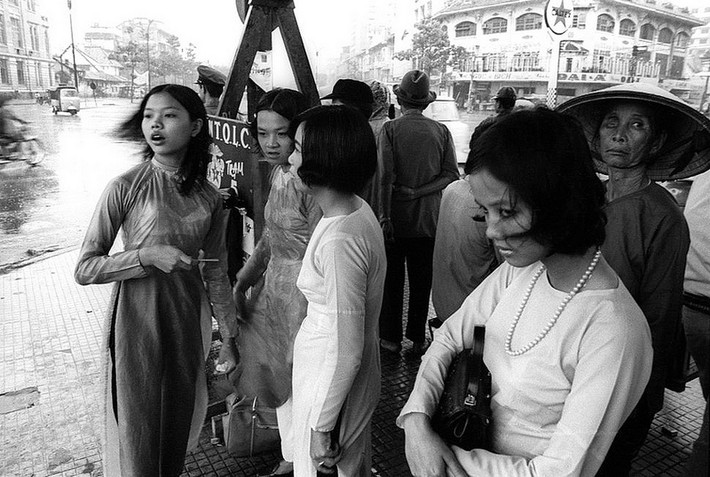 Những thiếu nữ áo dài trên phố.