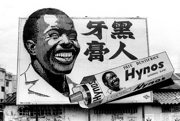 Pa-nô quảng cáo kem đánh răng Hynos - một thương hiệu nổi tiếng Sài Gòn trước 1975. Ảnh: Michael Burr.