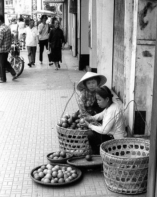 Gánh hàng cam bên lề phố.