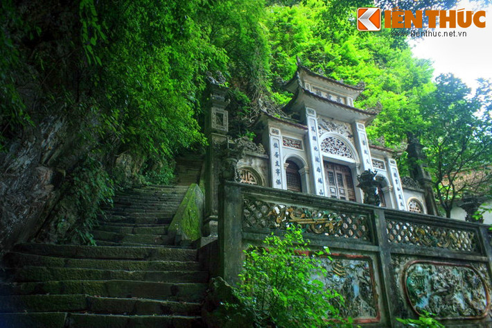 Nếu Bích Động được mệnh danh là "Nam thiên đệ nhị động" thì "Nam thiên đệ tam động" là động - chùa Địch Lộng nằm ở xã Gia Thanh, huyện Gia Viễn, tỉnh Ninh Bình.