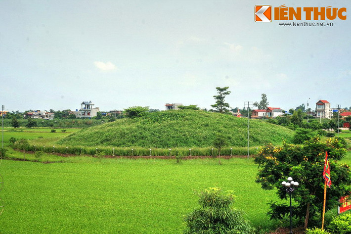 Gò đất ở giữa, nằm bên trái trục đường chính là Dụ Lăng, dân gian gọi là Phần Trung, tương truyền là nơi an táng vua Trần Thánh Tông.