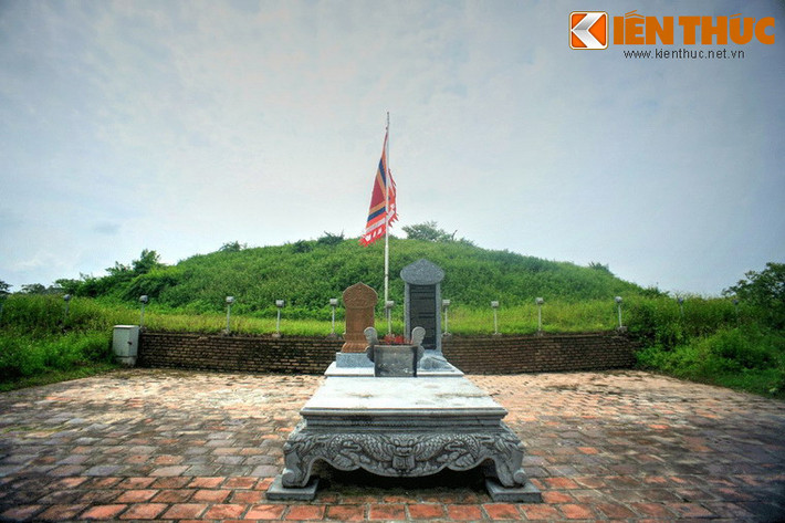 Trần Thái Tông (1218 - 1277) là vị vua đầu tiên của nhà Trần. Ông ở ngôi hơn 32 năm, làm Thái thượng hoàng 19 năm. Vua còn trẻ đã lập quốc, được Thái sư Trần Thủ Độ giúp sức cai quản, đất nước thái bình thịnh trị.