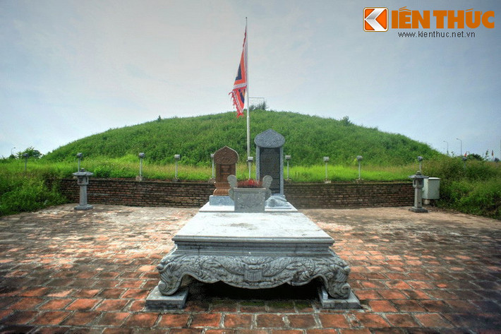 Trần Nhân Tông (1258 - 1308) là vị vua thứ ba của nhà Trần trong lịch sử Việt Nam. Ông trị vì 15 năm và làm Thái Thượng hoàng 15 năm. Ông là người đã thành lập Thiền phái Trúc Lâm Yên Tử, được dân gian tôn làm Phật Hoàng. Ông cũng được sử sách ca ngợi là một trong những vị vua anh minh nhất sử Việt, có vai trò quan trọng trong cuộc kháng chiến chống Nguyên-Mông lần thứ 2 và thứ 3.