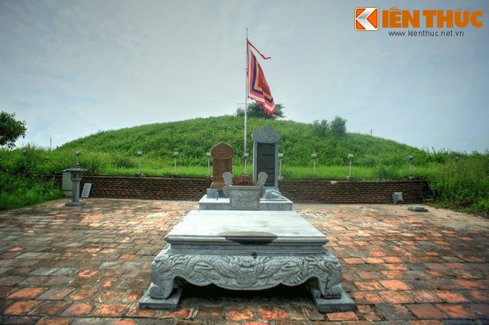 Trần Thánh Tông (1240 - 1290) là vị Hoàng đế thứ hai của nhà Trần, ở ngôi từ năm 1258 đến 1278 và làm Thái thượng hoàng từ năm 1278 cho đến khi qua đời. Ông là một vị Hoàng đế tài năng, có công rất lớn trong công cuộc xây dựng và bảo vệ đất nước.