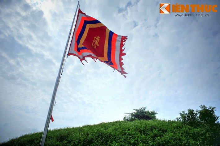 Ngoài ba gò mộ còn được lưu giữ, ở khu vực này từng tồn tại một gò đất được gọi là Phần Cựu, tương truyền là nơi an táng Trần Thừa (tức Trần Thái Tổ - cha của Trần Thái Tông). Ngôi mộ này đã bị san bằng và không còn để lại dấu tích gì.