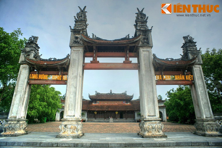Phía sau các ngôi mộ là nơi tọa lạc hành cung cũ của nhà Trần. Trên nền của hành cung lịch sử, đền thờ các vua Trần và Đức thánh Trần Hưng Đạo đã được xây dựng công phu, uy nghi bề thế.