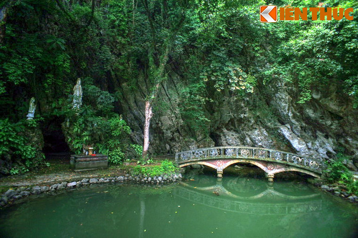 Phía dưới chân núi Địch Lộng là một hệ thống kiến trúc đình, đền, được xây dựng dươí chân núi theo thế chữ "Tam" trên một diện tích rộng hơn 1ha.