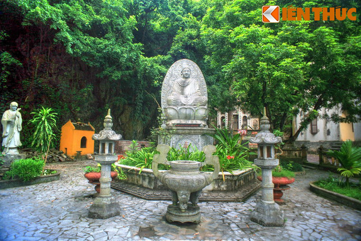 Vườn tượng Phật thành đạo.