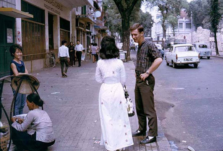 Một anh chàng Tây tán tỉnh thiếu nữ áo dài Việt.
