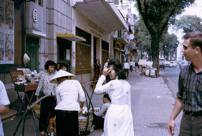 Bẽn lẽn quay mặt bước đi.