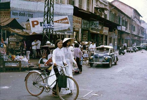 Hai bóng áo trắng ở góc phố Phan Chu Trinh - Nguyễn An Ninh.