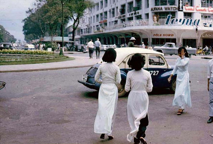 Các tà áo dài phía trước Thương xá Tax.