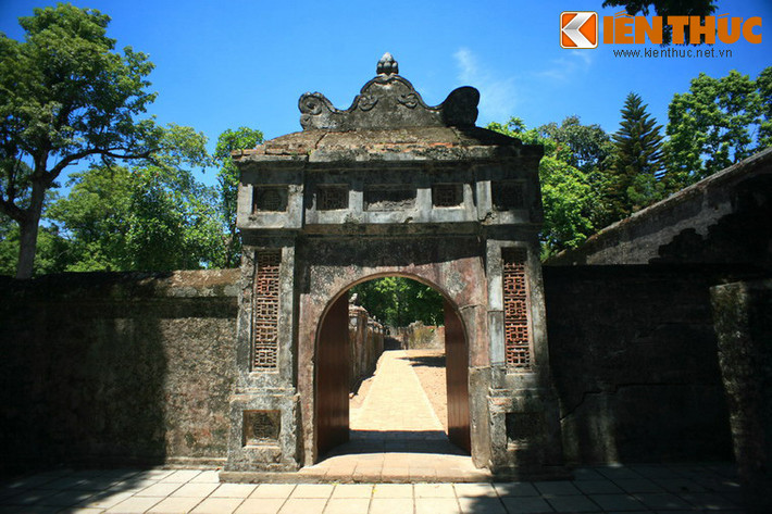 Trong quần thể kiến trúc lăng Tự Đức ở cố đô Huế ngày nay vẫn còn lưu giữ những dấu tích của hai công trình kiến trúc đặc biệt là Y Khiêm Viện và Trì Khiêm Viện.