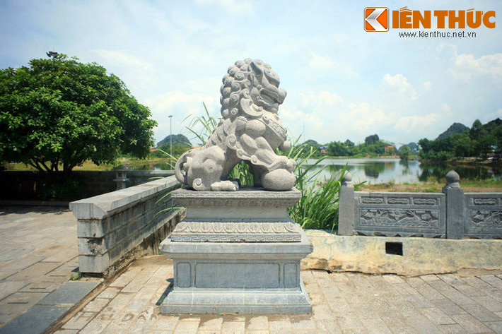 Đặc biệt, sư tử đá "lạ" ở Hoa Lư không phải chỉ một đôi mà có đến ba đôi, án ngữ cả 3 cổng của khu di tích.