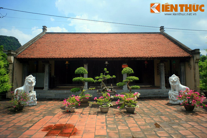 Chùa Nhất Trụ có lịch sử từ thế kỷ thứ 19, thuộc vùng bảo vệ đặc biệt của khu di tích Cố đô Hoa Lư là nơi lưu giữ cây cột kinh bằng đá cổ nhất Việt Nam. Ngôi chùa này cũng bị một cặp sử tử đá kiểu Tây "đột nhập".