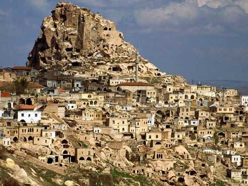 Người ta không đến đây để đi du lịch hưởng thụ hay nghỉ dưỡng. Cappadocia thích hợp hơn với những du khách yêu mến thiên nhiên, thích tìm hiểu lịch sử và khám phá văn hóa.