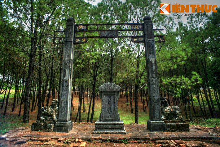 Lăng mộ của Kiên Thái Vương (1845 - 1876) tọa lạc trên một ngọn đồi kế bên lăng mộ vua Đồng Khánh ở phía Nam kinh thành Huế. Cổng chính dẫn vào lăng mộ gồm những pano pháp lam và với tấm bia đặt ở giữa, được gọi là bia Tam vương (ba vua).