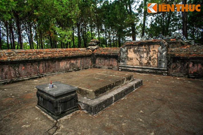 Mộ phần có thiết kế đơn giản với hai khối chữ nhật chồng lên nhau, giống như mộ nhiều hoàng thân khác của nhà Nguyễn.