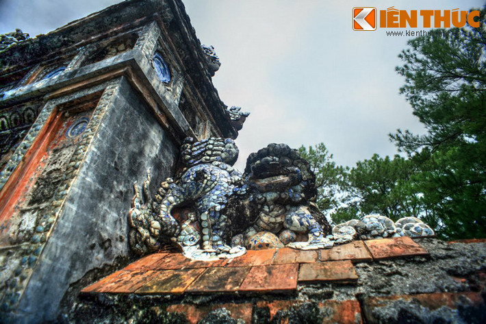 Nghệ thuật khảm sứ ở khu lăng mộ cũng được đánh giá rất cao. Các nhà nghiên cứu Pháp đầu thế kỷ 20 đã nhận xét: "Người ta cũng thấy được ở ngôi lăng này những hình trang trí khảm rất phong phú và rất có hiệu quả. Những người thợ trang trí đã biết rút từ sự phối hợp màu sắc của những mảnh sành sứ ra vẻ đẹp mỹ diệu".