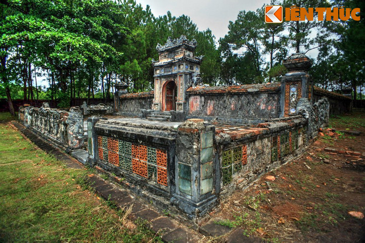 Sau lớp thành ngoài là thành giữa với cánh cổng gạch vòm cung truyền thống của thời Nguyễn. Trước thành có lan can thấp với hai cổng vào tương ứng với hai cổng ở vòng thành ngoài.