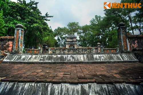 Nhìn chung, bố cục của lăng Kiên Thái Vương rất cân xứng, đăng đối với trục chính hướng Nam theo thuật Phong thuỷ rất được coi trọng lúc bấy giờ.