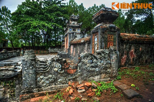 Dù có những giá trị kiến trúc rất độc đáo, nhưng sau nhiều thập niên bị bỏ hoang, lăng Kiên Thái Vương đã xuống cấp nặng nề và tồn tại như một phế tích.