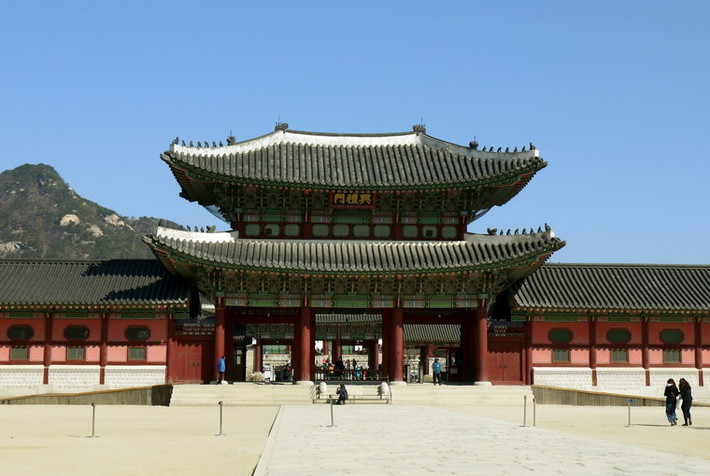 Sau Gwanghwamun là Heungnyemun, cánh cổng chính thứ 2 dẫn vào nội cung.