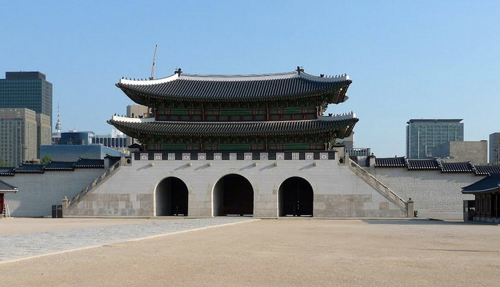 Gwanghwamun là cổng chính dẫn vào cung điện Gyeongbokgung, có vị trí tương đương với Ngọ Môn ở Hoàng thành Huế của Việt Nam.