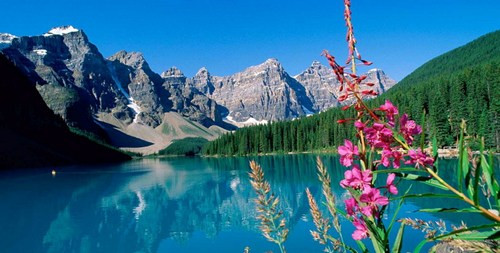 Đầu tiên phải kể đến là dãy núi Ten Peaks, gồm 10 đỉnh núi nhấp nhô nằm bên mặt hồ.
