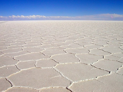 Vào mùa khô, Salar de Uyuni trở thành một sa mạc rộng mênh mông với những vệt muối loang lổ.