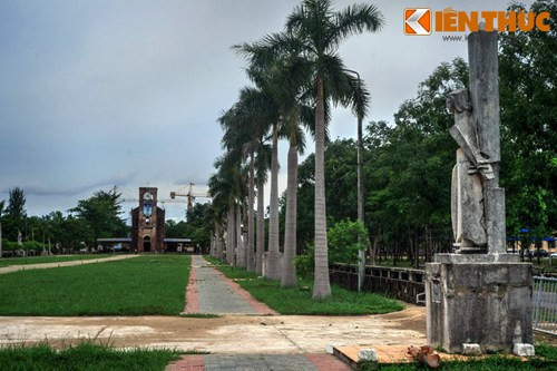 Phía trước di tích tháp chuông Vương cung thánh đường Đức Mẹ La Vang là một quảng trường rộng. Hai bên quảng trường là Đàng Thánh Giá - một loạt gồm 14 tác phẩm điêu khắc, mô tả diễn tiến cuộc khổ nạn của Chúa Giêsu, từ khi ông bị kết án đến khi bị đóng đinh trên thập giá và cuối cùng là an táng trong hầm mộ.