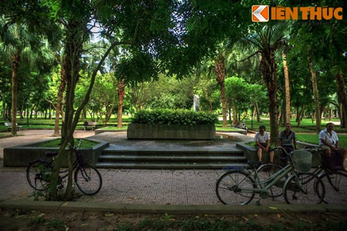 Bốn mặt quanh mộ đều có bậc tam cấp lát gạch với bốn bồn hoa nằm ở bốn góc. Xung quanh là khoảng sân rộng rãi và thoáng đãng, luôn được che phủ bởi những tán cây xanh.