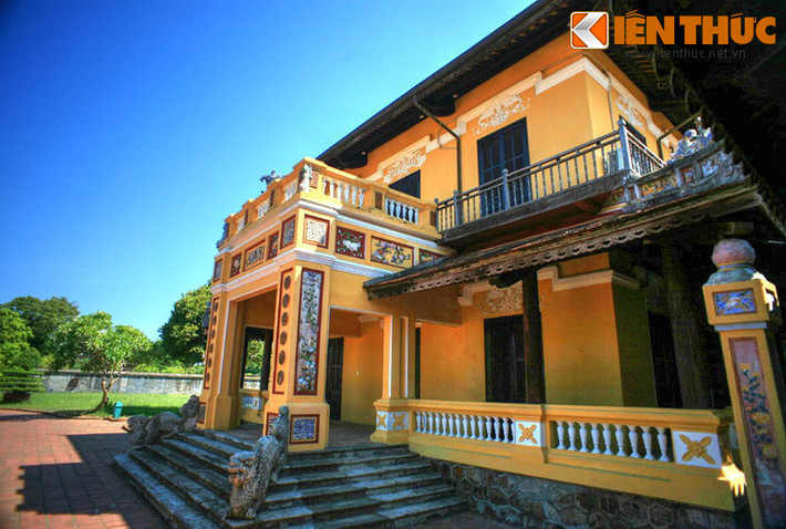 Đây là một tòa lầu theo lối kiến trúc hiện đại pha lẫn với những yếu tố truyền thống - thể hiện rõ nét qua các họa tiết trang trí theo lối cung đình.
