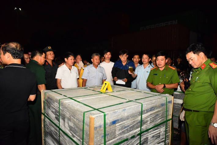 Qua kiểm tra, lực lượng chức năng phát hiện khoảng 40 kg ma túy tổng hợp dạng đá được giấu trong các khối đá granite.
