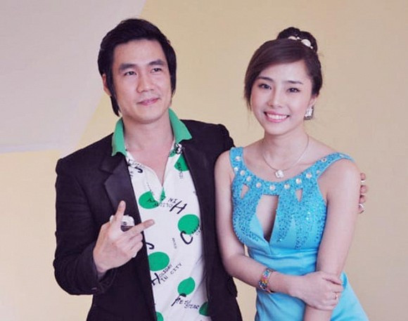 Ở tuổi 38, Khánh Phương vẫn độc thân vui tính dù bị bố mẹ giục yên bề gia thất. Anh dự định khoảng hai năm nữa mới nghĩ đến chuyện vợ con. Tình sử của Khánh Phương cũng khá ồn ào với 6 mối tình sâu đậm. Trong số đó, mối tình được anh giấu kín nhất là với ca sĩ, diễn viên "cá sấu chúa" Quỳnh Nga. Cặp đôi từng hẹn hò 2 năm và đã ra mắt gia đình hai bên. Họ chia tay vì không tìm được tiếng nói chung.