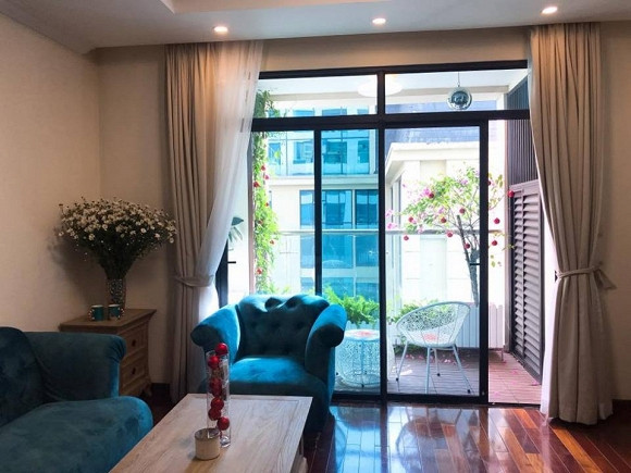 Sau khi kết hôn, rồi chia tay hiện tại Xuân Lan đang làm mẹ đơn thân. Cô hiện đang sống cùng con gái ở trung tâm ở TP.HCM. Khi ghé thăm không gian căn hộ có lấy tông màu trắng làm chủ đạo với bộ sofa ấn tượng có màu xanh là điểm nhấn cho phòng khách của căn hộ chung cư.
