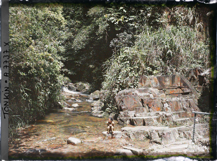 Dòng suối và những bậc thang đá.