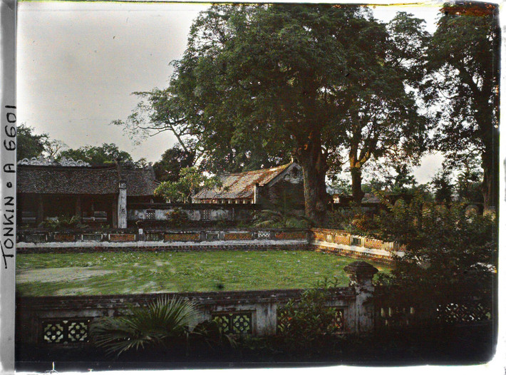 Giếng Thiên Quang nhìn từ thềm Khuê Văn Các.
