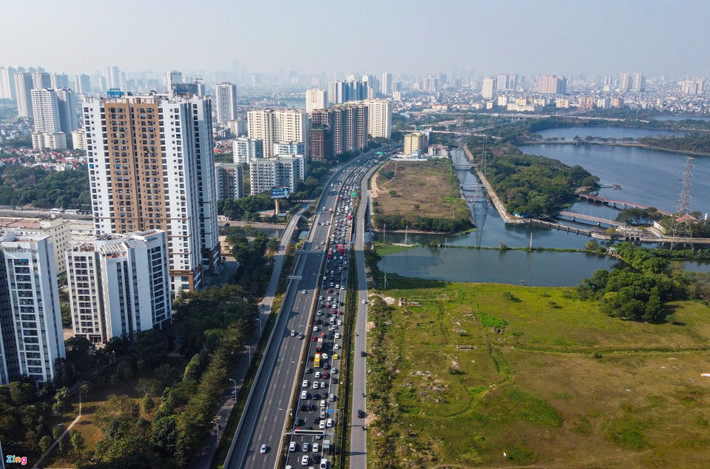 Khoảng 14h ngày 25/1 (mùng 4 Tết), cao tốc Pháp Vân - Cầu Giẽ, cửa ngõ phía nam Hà Nội ùn tắc kéo dài.