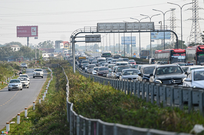 Trong khi đó, làn đường gom thông thoáng. Xe cộ lưu thông thuận lợi tại đây.