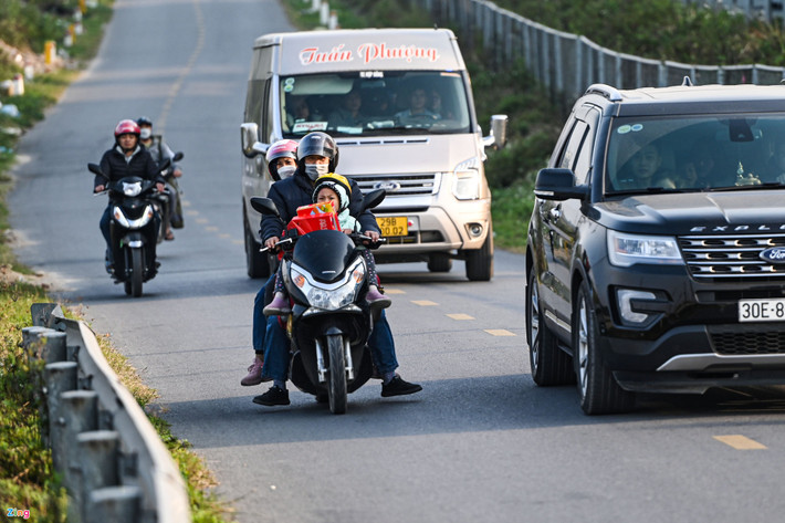 Những người đi xe máy chở theo nhiều đồ đạc, hành lý để quay trở lại Hà Nội sau Tết. Theo quy định chung, 27/1 sẽ là ngày đầu tiên người lao động trở lại làm việc sau kỳ nghỉ.