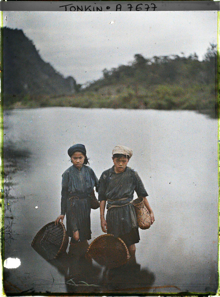 Trẻ em dân tộc Thái đánh bắt cua ở Bắc Sơn, Lạng Sơn năm 1916. Ảnh: Léon Busy/Collections.albert-kahn.hauts-de-seine.fr.