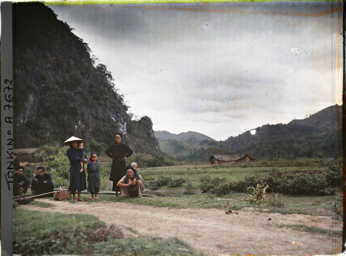 Những người bán hàng rong và dân làng bên một con đường ở Bắc Sơn.