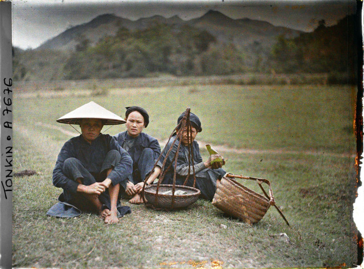 Những người bán hàng rong và dân làng bên một con đường ở Bắc Sơn.