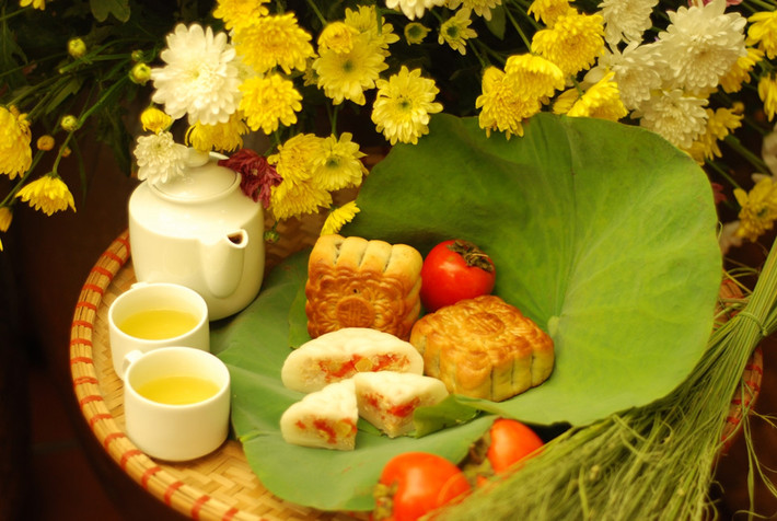 Việt Nam: Tại Việt Nam, bánh trung thu gồm 2 loại: Bánh nướng và bánh dẻo. Thông thường, bánh nướng và bánh dẻo có hình tròn hoặc hình vuông. Hoa văn phổ biến in nổi trên bánh là bông sen. Bánh truyền thống có nhân đậu xanh, hạt sen hoặc thập cẩm. Ảnh: T.L.