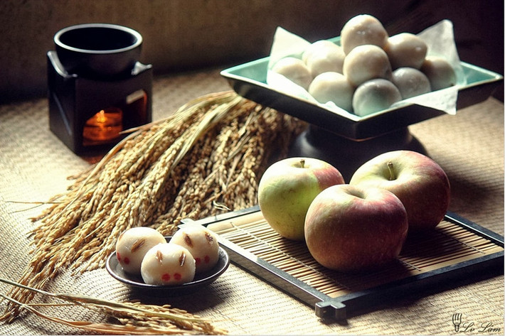 Nhật Bản: Vào Tết Trung thu, người Nhật làm món bánh Tsukimi Dango truyền thống từ bột gạo nếp. Họ tin rằng thỏ ngọc sống trên mặt trăng. Khi ngắm trăng, họ thường tưởng tượng những chú thỏ đang ăn bánh bao hoặc giã bánh Tsukimi Dango. Ảnh: Lv Lâm.